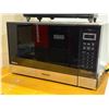 Image 2 : LOT: PANASONIC MICRO-ONDES À ONDULEUR ET B&D FOUR GRILLE-PAIN