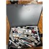 Image 1 : METAL PORTABLE STORAGE BOX AVEC PAINT MARKERS