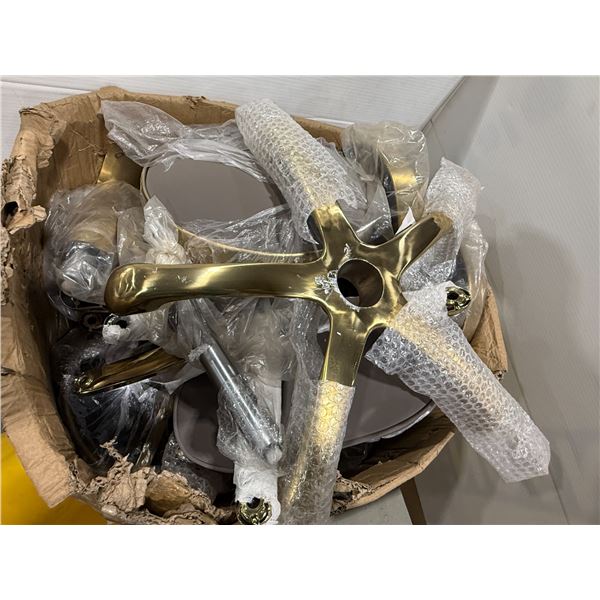 LOT: 4 TABOURET DE BAR ROULANT NON ASSEMBLE (BEIGE / BRASS) **PIECES POSSIBLEMENT MANQUANTES**