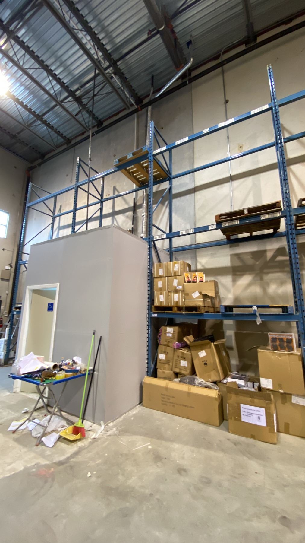 Pallets With Side Rails 2 SECTIONS OF BLUE PALLET RACKING, 3- 20' UPRIGHTS & 16- 8' SIDE RAILS ...