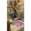 Image 2 : PALLET OF ASSORTED TOQUES, S-HOOKS, SCISSORS, PRICE TAGS, HAND SAWS & METAL GARDEN DECORATIONS