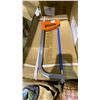 Image 5 : PALLET OF ASSORTED TOQUES, S-HOOKS, SCISSORS, PRICE TAGS, HAND SAWS & METAL GARDEN DECORATIONS