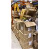Image 4 : 2 PALLETS OF WET FLOOR SIGNS, UTILITY KNIVES & SCISSORS