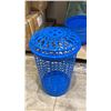 Image 2 : 3 STACKS OF PLASTIC LAUNDRY BASKETS