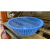 Image 3 : 2 PALLETS OF PLASTIC ROUND COLANDERS & FABRIC FACE MASKS