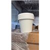 Image 2 : PALLET OF MIXED ITEMS INCL PLANT SAUCERS, LONG-STEM SPOUT PLASTIC WATERING CANS, PLANTERS AND MORE