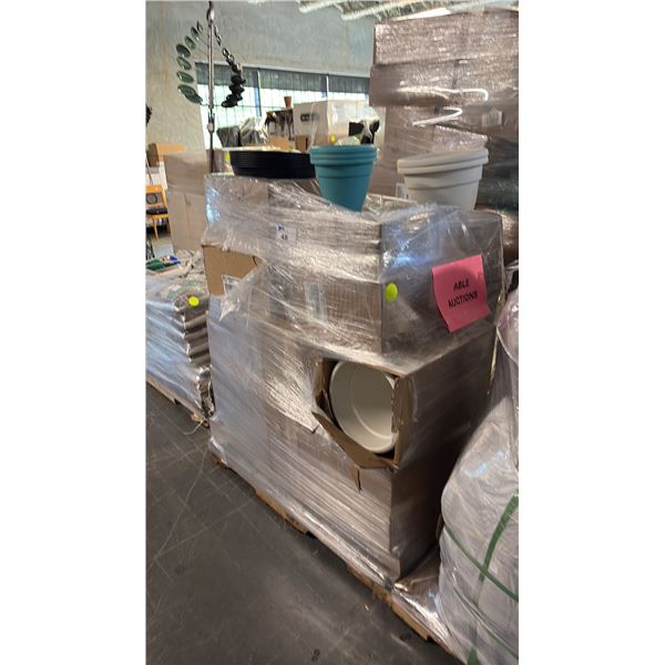 PALLET OF MIXED PLASTIC PLATTERS AND SAUCERS