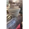 Image 2 : PALLET OF MIXED PLASTIC PLATTERS AND SAUCERS