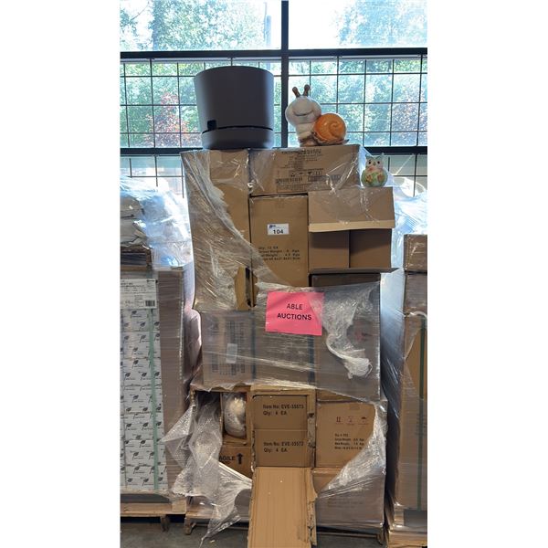 PALLET OF MIXED GARDEN DECORS AND PLANTERS