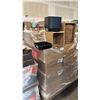 Image 1 : PALLET OF MIXED ITEMS INCL LEMON LARGE PLANTER 19.5X19.5X18CM, 72-CELL PLASTIC PROPAGATION TRAYS