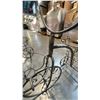 Image 4 : DECORATIVE VINTAGE-INSPIRED PLANTER HOLDER