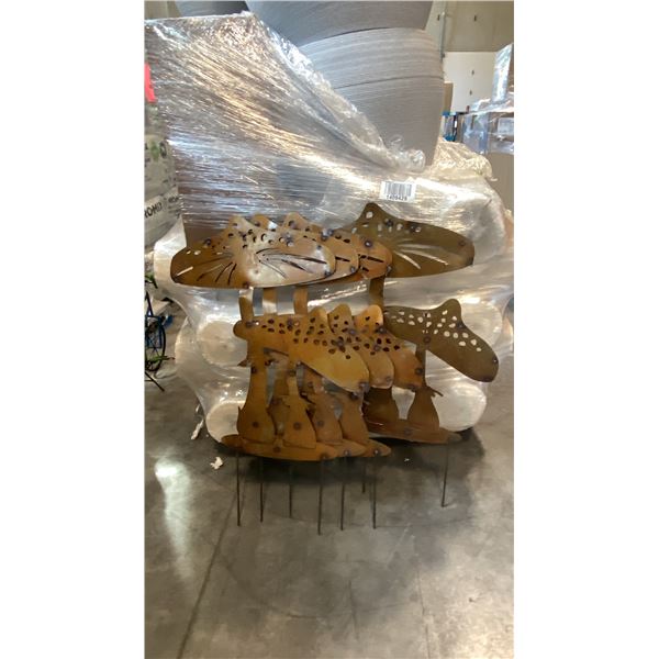 EURO-INSPIRED RUSTIC METAL MUSHROOM GARDEN STAKES - 4 PCS