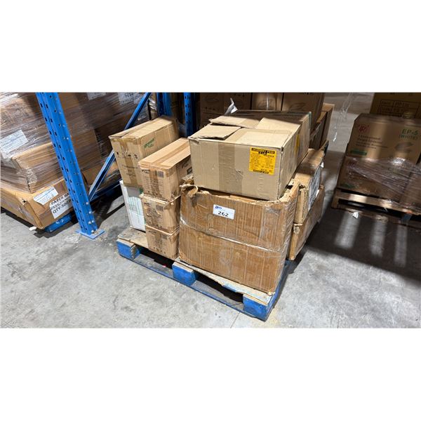 PALLET LOT OF STACKABLE PLASTIC TAKE OUT CONTAINERS WITH LIDS