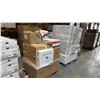 Image 1 : 2 PALLETS OF ASSORTED RESTAURANT CONTAINERS