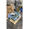 Image 1 : PALLET JACK WITH PALLET OF FOOD PRODUCT