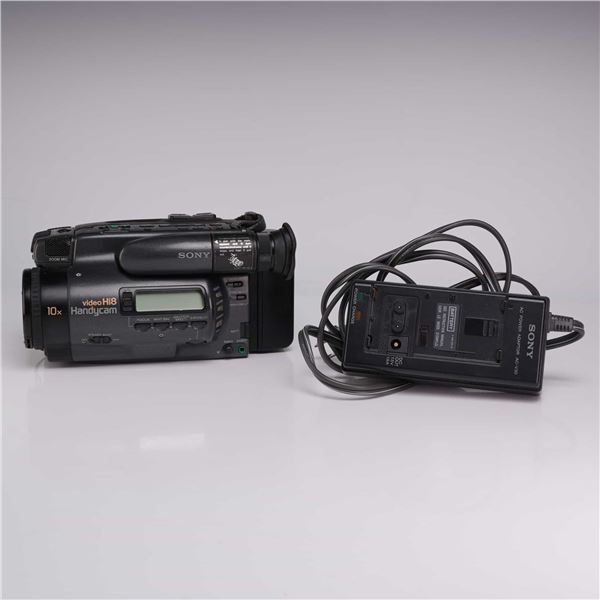 Sony CCD-TR101 Video Hi8 Handycam Camera Recorder with Manual and Bags