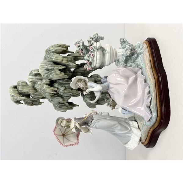 Lladro Porcelain Sculpture with Base, Ladies Under the Willow 1001346