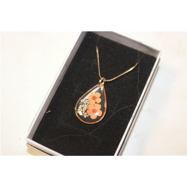 TEARDROP SHAPED PRESSED FLOWER RESIN NECKLACE