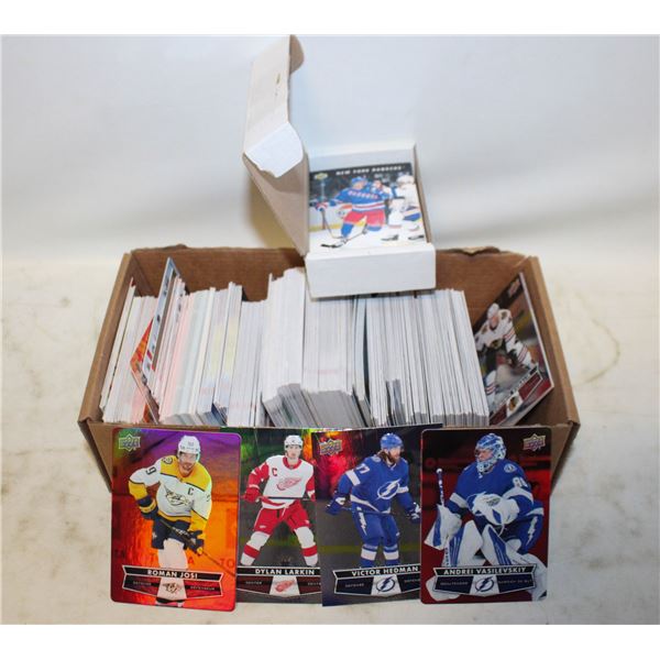 BOX OF UNSORTED ESTATE SPORTS CARDS