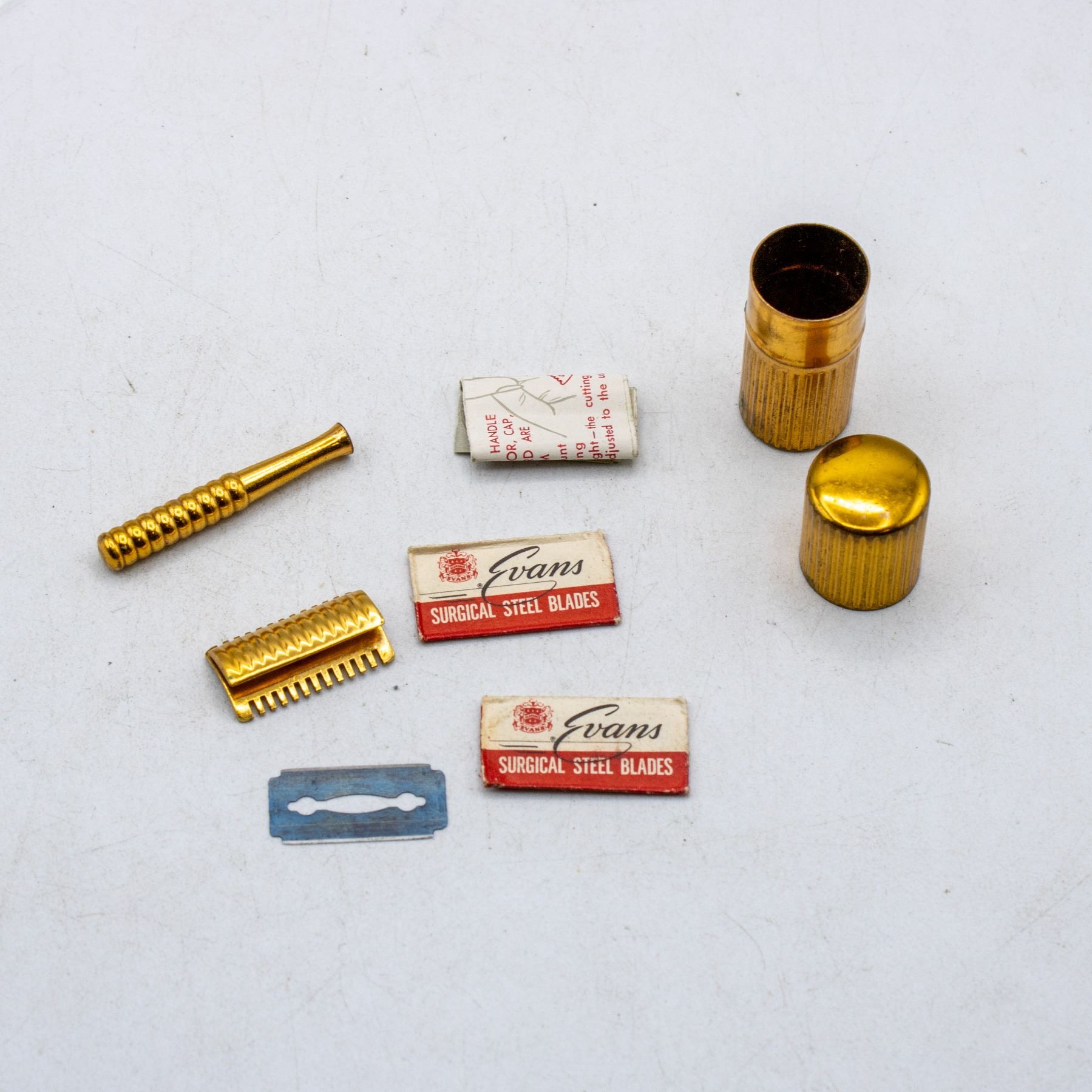 Miniature Razor ANTIQUE MINIATURE RAZOR WITH CASE