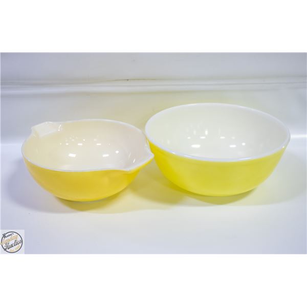 VINTAGE 2 PYREX GLASS BOWLS