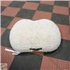 Image 1 : KIRKLAND AERO CLOUD PET BED FAUX FUR WHITE