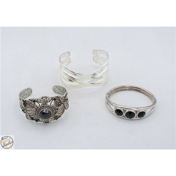 LOT OF VARIOUS BRACLETS