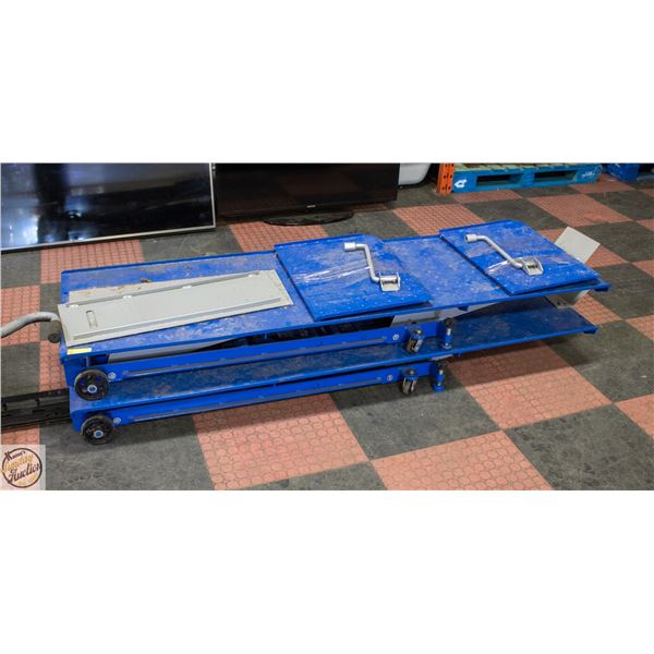 BLUE MANUAL CRANK LIFT RAMP