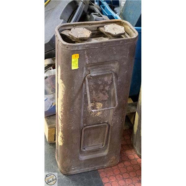 1962 MILITARY AMMUNITION CONTAINER DESIGNED TO