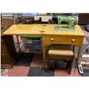 Image 1 : VINTAGE 1960 MINT GREEN SINGER SEWING MACHINE IN