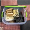 Image 1 : TOTE OF VINTAGE/ANTIQUE SEWING MACHINE ACCESSORIES