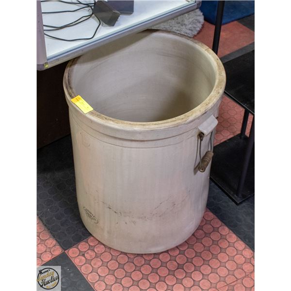 15 GALLON MEDALTA CROCK WITH HANDLES