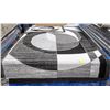 Image 1 : 5 X 7 AREA RUG WITH RUNNER