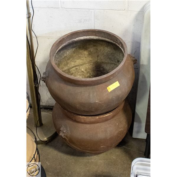 SET OF LARGE LION PLANTERS LIGHTWEIGHT
