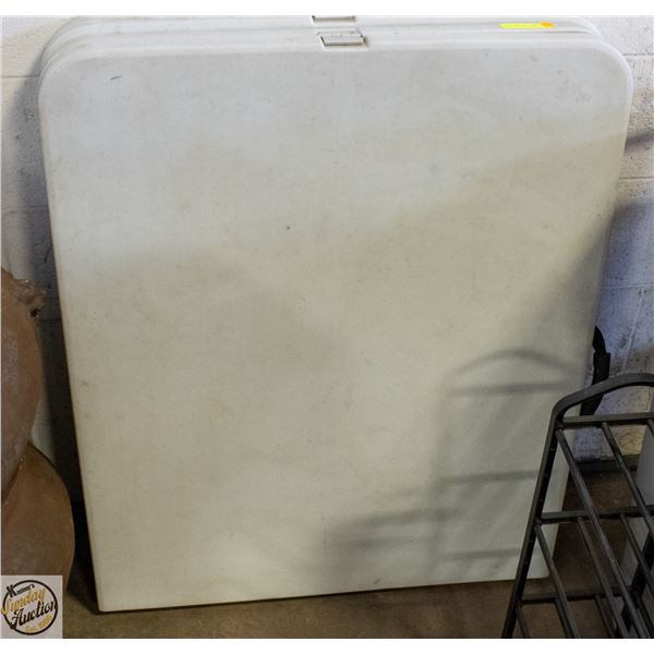 FOLDING RESIN TABLE WITH HANDLE