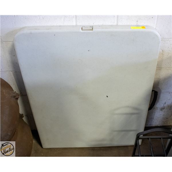 FOLDING RESIN TABLE WITH HANDLE