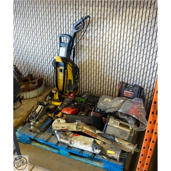 PALLET INCLUDING 2003-07 CHEVY CAT EYE HEADLIGHTS+