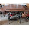 Image 1 : Singer Treadle Manual Sewing Machine Complete