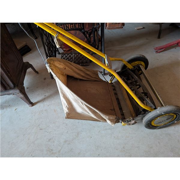 Push Manual Turfglider Lawnmower and Bagger