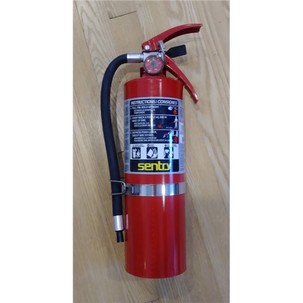 New Sentry 5lbs Extinguisher w bracket
