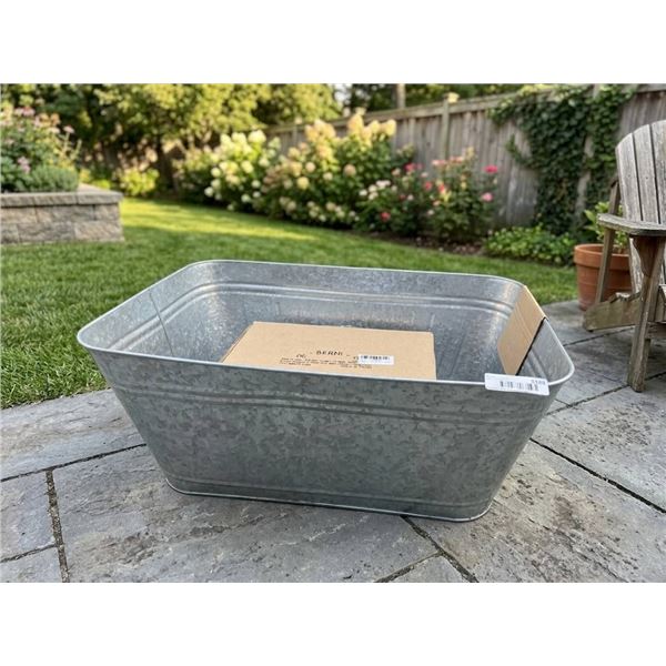 Kenmai Metal Tub with New light fixture inside