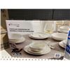 Image 2 : 16-Piece Porcelain Dinnerware Set with Plates and Bowls