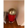 Image 1 : Garbage can