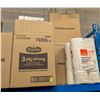 Image 2 : LARGE LOT OF TOILET PAPER, CHOCOLATE AND CANDY
