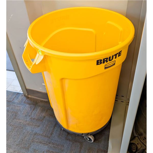 RUBBERMAID BRUTE GARBAGE BIN ON WHEELS