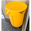 Image 1 : RUBBERMAID BRUTE GARBAGE BIN ON WHEELS