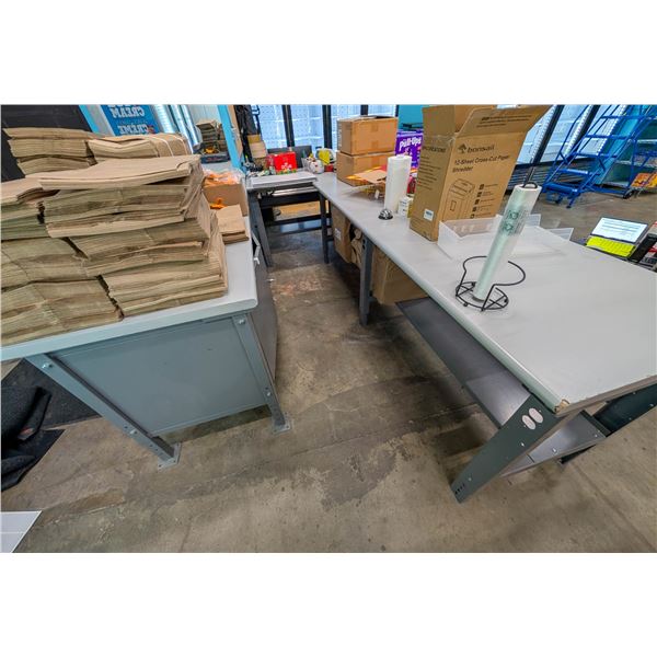 SHIPPING STATION MADE UP OF 3 TABLES AND THEIR