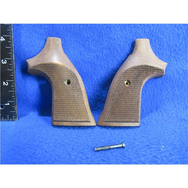 Herrett's Smith & Wesson "K" Frame Square Butt Checkered Wood Grips