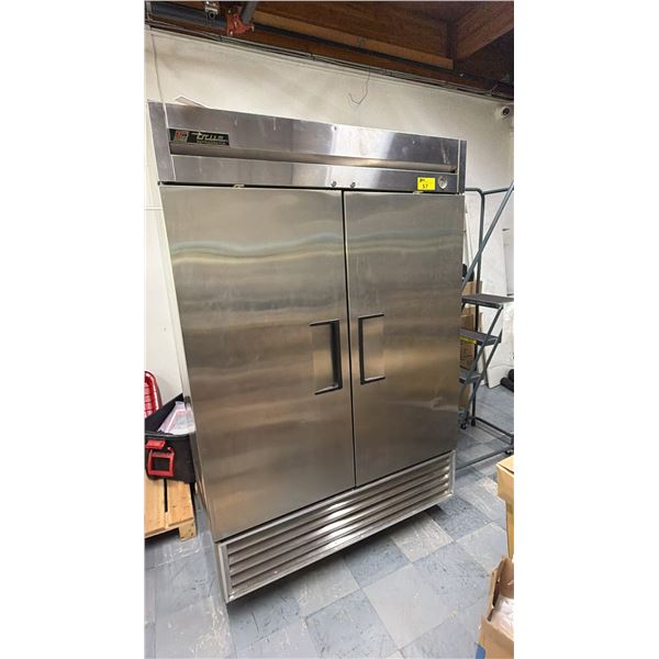 TRUE REFRIGERATOR COMMERCIAL STAINLESS STEEL 2-DOOR FRIDGE T-49 (INTERIOR ELECTRICAL ISSUES,