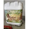 Image 2 : 2 BAGS AND JUG OF LAWN FOOD AND FERITLIZER